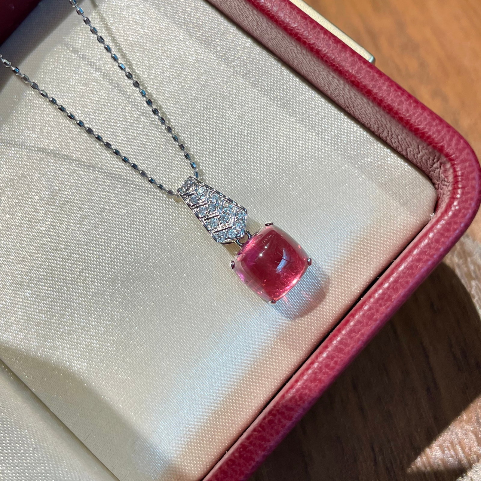 14k Gold 2.3 Ct Natural Tourmaline & Diamond Pendant( Without Chain ): Ref:231170306 // gold content:14k gold // main gemstone:tourmaline // shape:sugar-loaf // carat weight:2. 3ct // color:red // treatment:natural // // adjacent gemstone 2 : diamond // shape:round //