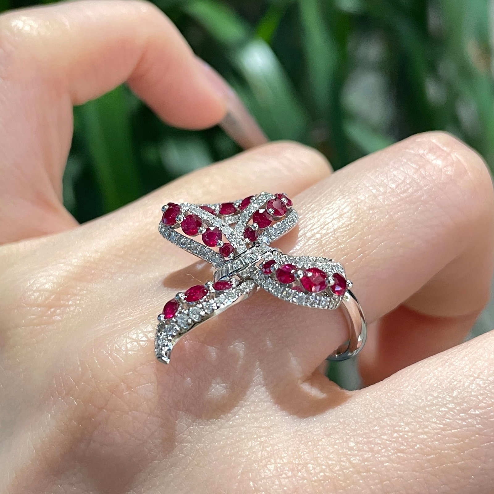 14k Gold 1.00 Ct Vivid Red Natural Ruby & Diamond Ring: Ref:231170315 // gold content:14k gold // ring size:7. 25us // // main gemstone:ruby // shape:round // carat weight:1. 00ct // color:vivid red // treatment:natural // cut grade:g // // adjacent gemsto