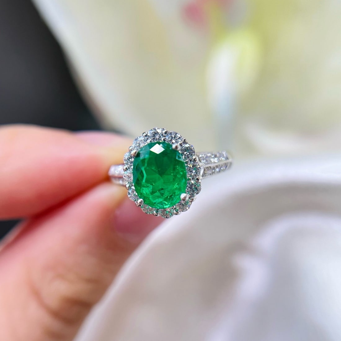 14k Gold 1.93 Ctw Vivid Green Natural Emerald & Diamond Ring (1 of 4)