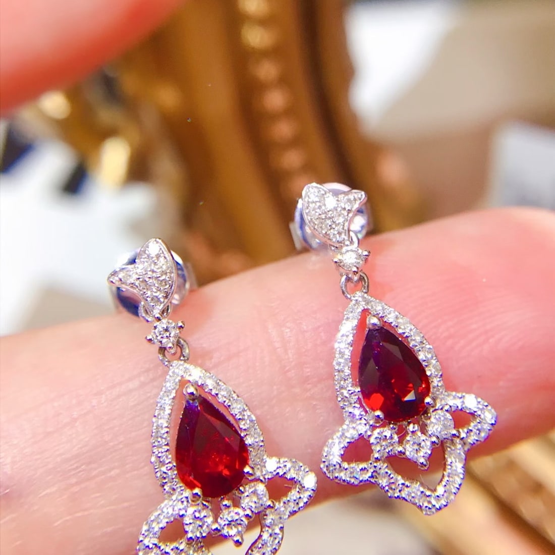 14k Gold 1.26 Ctw Natural Ruby & Diamond Earrings: Ref:231170324 // gold content:14k gold // main gemstone:ruby // shape:pear // carat weight:0. 8ct // color:red // treatment:natural // // adjacent gemstone 2 : diamond // shape:round // carat