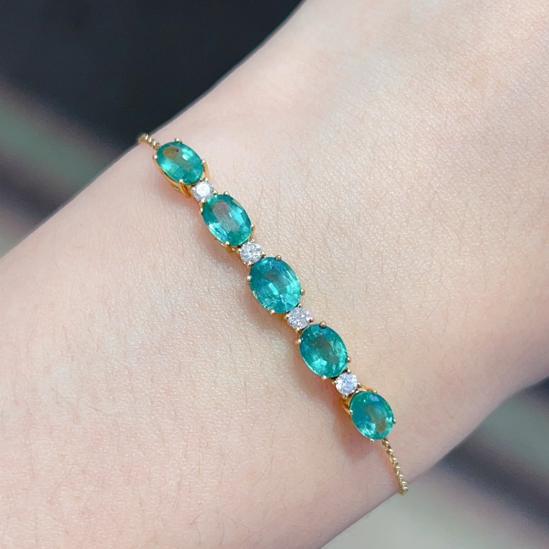 14k Gold 2.2 Ct Natural Emerald & Diamond Bracelet: Ref:231170325 // gold content:14k gold // main gemstone:emerald // shape:oval // carat weight:2. 2ct // color:green // treatment:natural // // adjacent gemstone 2 : diamond // shape:round // clarity