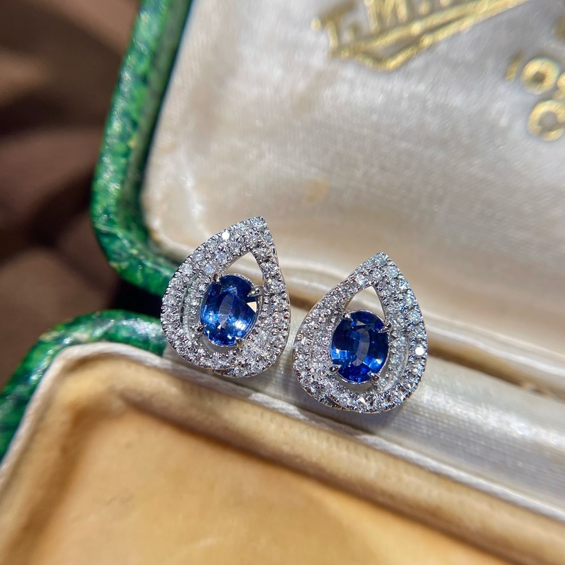 14k Gold 1 Ct Natural Sapphire & Diamond Earrings: Ref:231170327 // gold content:14k gold // main gemstone:sapphire // shape:oval // carat weight:1ct // color:blue // treatment:natural // // adjacent gemstone 2 : diamond // shape:round // clarity