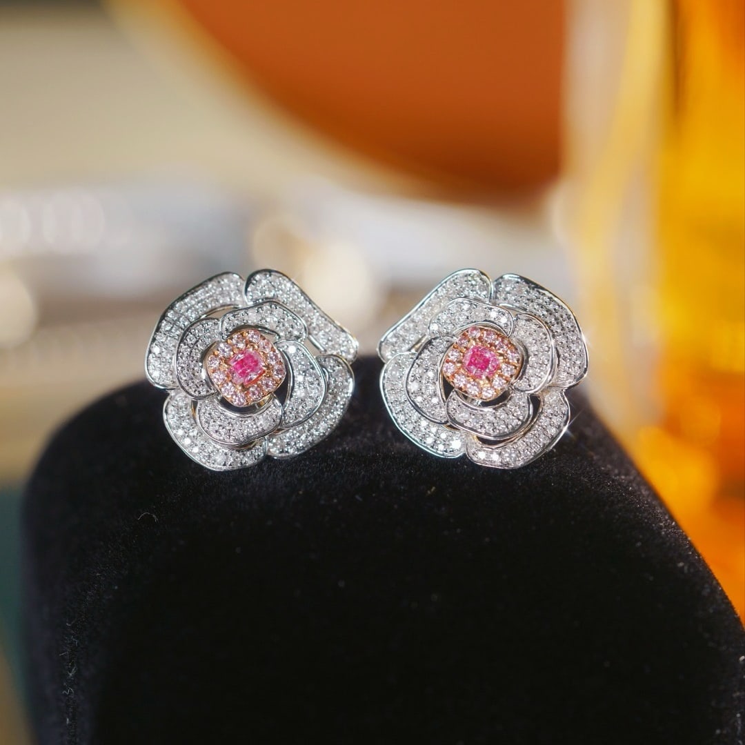 14k Gold 1.20 Ctw Natural Pink Diamond & Diamond & Flowers Earrings: Ref:231170329 // gold content:14k gold // main gemstone:pink diamond // shape:oval // carat weight:0. 26ct // color:pink // treatment:natural // // adjacent gemstone 2 : diamond // shape:round //