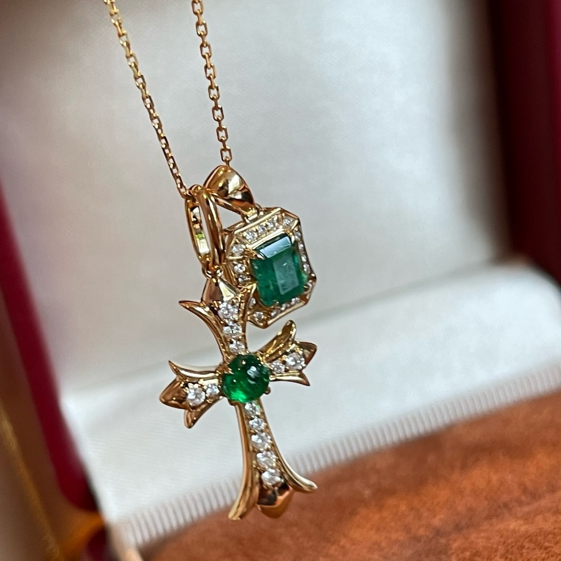 14k Gold 0.6 Ct Natural Emerald & Diamond Pendant( Without Chain ): Ref:231170334 // gold content:14k gold // main gemstone:emerald // shape:multiple // carat weight:0. 6ct // color:green // treatment:natural // // adjacent gemstone 2 : diamond // shape:round //