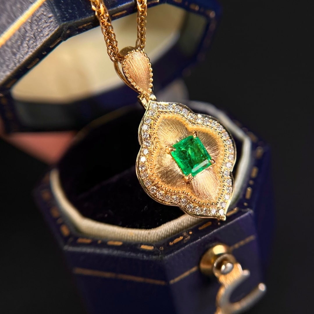 14k Gold 0.42 Ctw Vivid Green Natural Emerald & Diamond Pendant( Without Chain ): Ref:231170357 // gold content:14k gold // main gemstone:emerald // shape:octagonal // carat weight:0. 30ct // color:vivid green // treatment:natural // // adjacent gemstone 2 : diamond // shape:round 