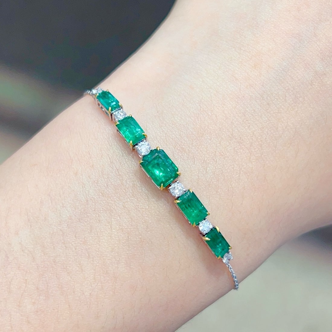 14k Gold 2.3 Ct Natural Emerald & Diamond Bracelet: Ref:231170372 // gold content:14k gold // main gemstone:emerald // shape:octagonal // carat weight:2. 3ct // color:green // treatment:natural // // adjacent gemstone 2 : diamond // shape:round // clar