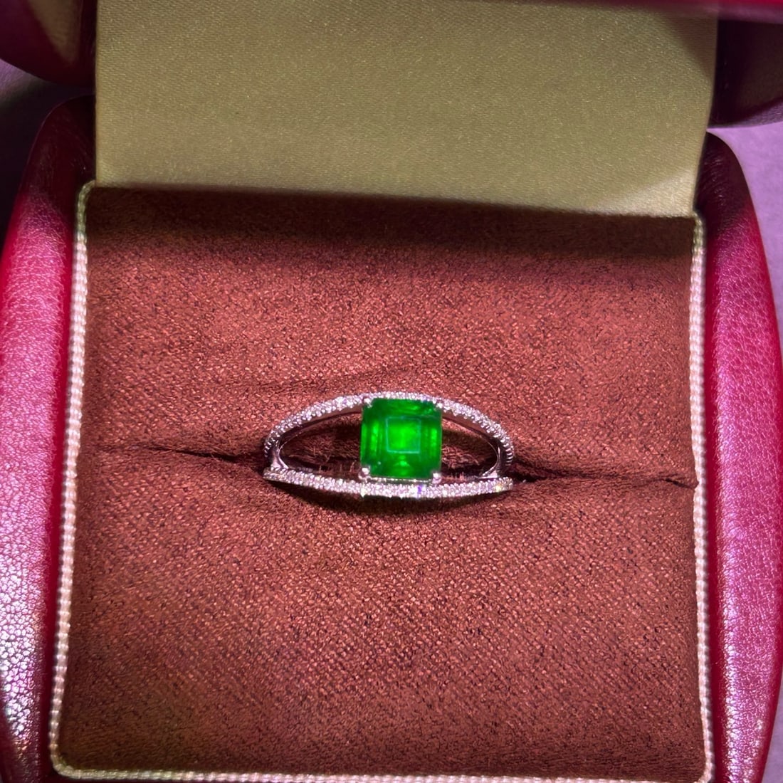 14k Gold 1.26 Ctw Vivid Green Natural Emerald & Diamond Ring: Ref:231170374 // gold content:14k gold // ring size:7. 25us // // main gemstone:emerald // shape:octagonal // carat weight:1. 05ct // color:vivid green // treatment:natural // // adjacent gemstone 2 :