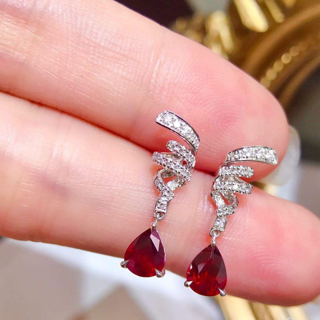 14k Gold 1.73 Ctw Vivid Red Natural Ruby & Diamond Earrings: Ref:231170385 // gold content:14k gold // main gemstone:ruby // shape:pear // carat weight:1. 5ct // color:vivid red // treatment:natural // // adjacent gemstone 2 : diamond // shape:round // carat