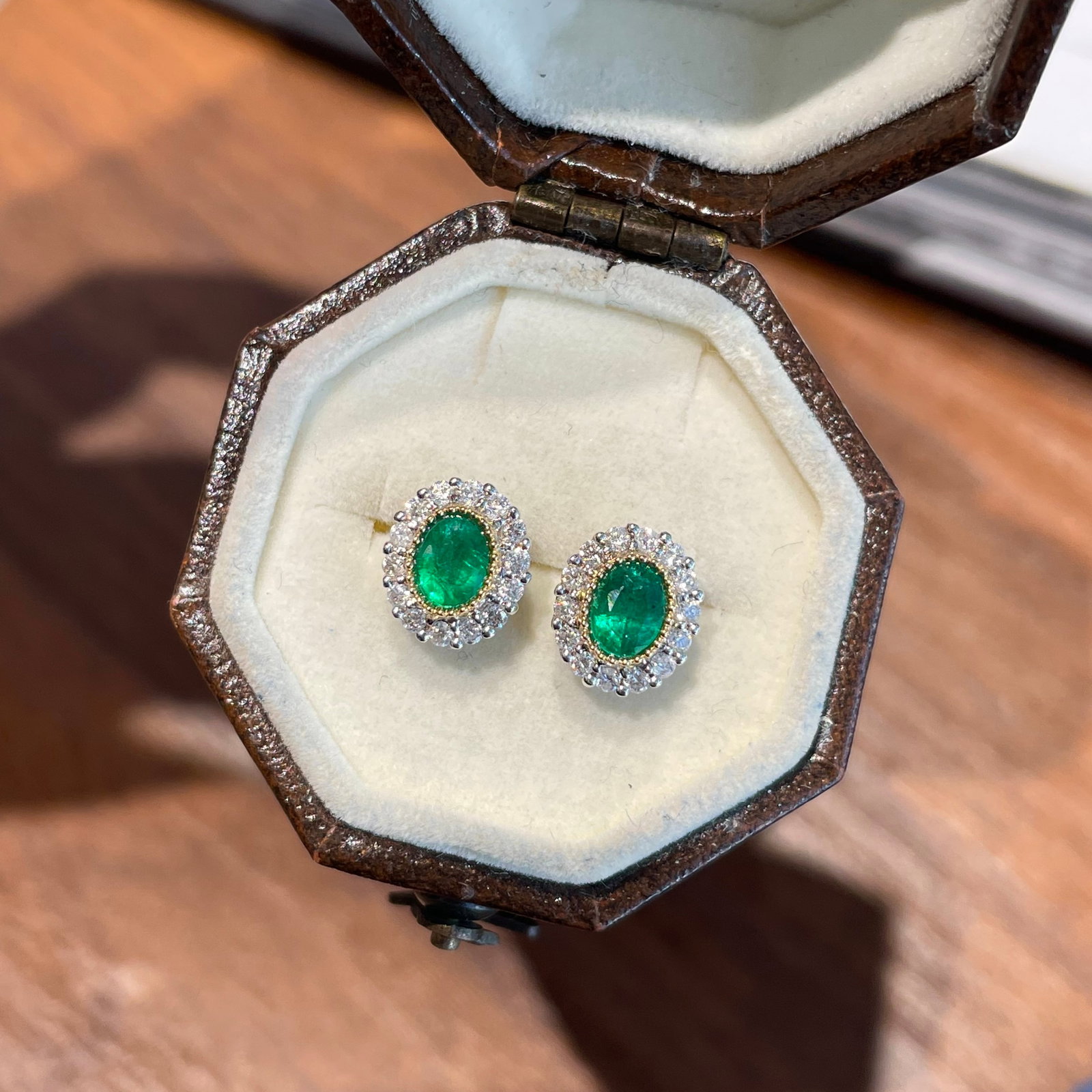 14k Gold 0.40 Ct Vivid Green Natural Emerald & Diamond Earrings: Ref:231170389 // gold content:14k gold // main gemstone:emerald // shape:oval // carat weight:0. 40ct // color:vivid green // treatment:natural // // adjacent gemstone 2 : diamond // shape:round // cl
