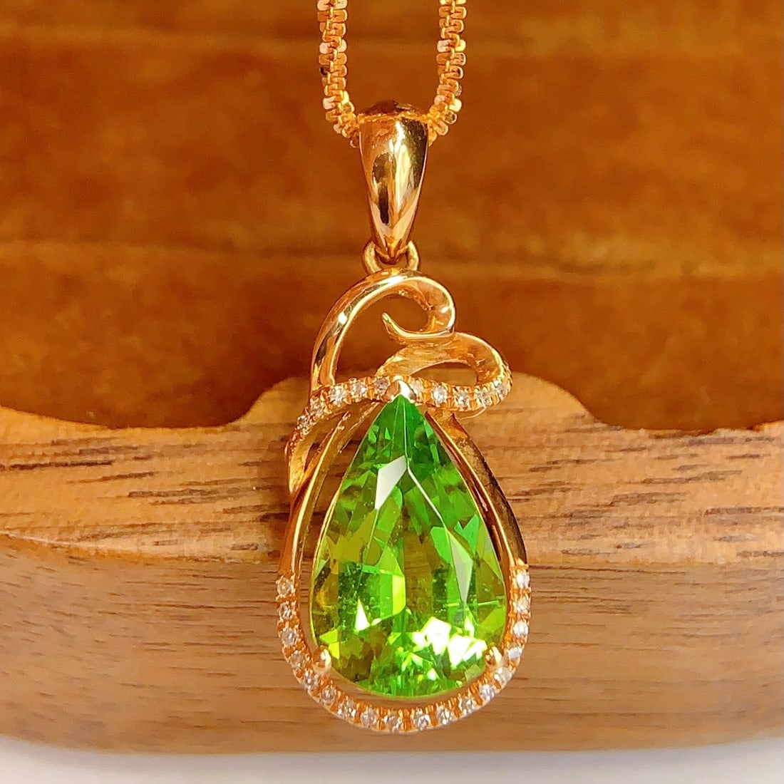 14k Gold 2.5 Ct Natural Tourmaline & Diamond Pendant( Without Chain ): Ref:231170417 // gold content:14k gold // main gemstone:tourmaline // shape:pear // carat weight:2. 5ct // color:green // treatment:natural // // adjacent gemstone 2 : diamond // number of stones:28
