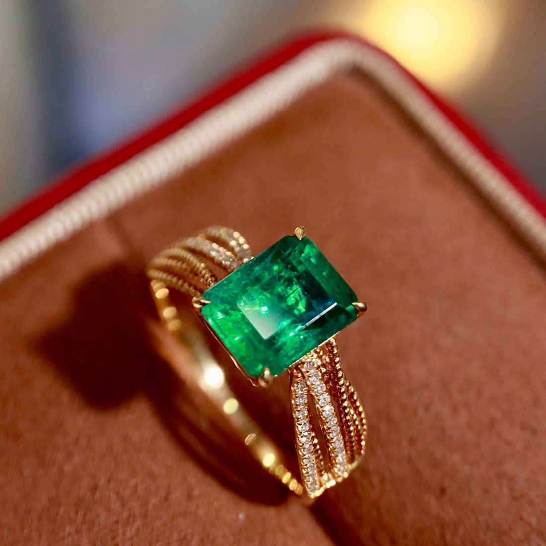 14k Gold 1.92 Ctw Vivid Green Natural Emerald & Diamond Ring: Ref:231170424 // gold content:14k gold // ring size:7. 25us // // main gemstone:emerald // shape:octagonal // carat weight:1. 83ct // color:vivid green // treatment:natural // // adjacent gemstone 2 :