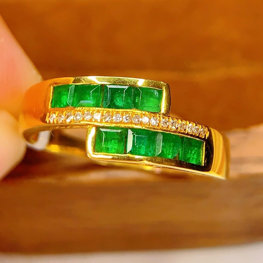 14k Gold 1.2 Ct Vivid Green Natural Emerald & Diamond Ring: Ref:231170443 // gold content:14k gold // ring size:7. 25us // // main gemstone:emerald // shape:square // carat weight:1. 2ct // color:vivid green // treatment:natural // // adjacent gemstone 2 :