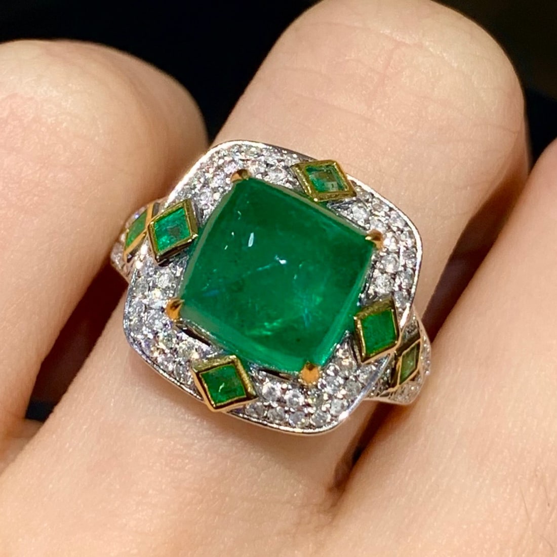 14k Gold 4.5 Ct Natural Emerald & Diamond Ring: Ref:231167079 // gold content:14k gold // ring size:7. 25us // // main gemstone:emerald // shape:sugar-loaf // carat weight:4. 5ct // color:green // treatment:natural // // adjacent gemstone 2 : diamo