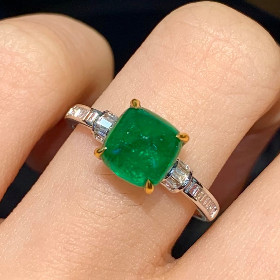 14k Gold 1.9 Ct Natural Emerald & Diamond Ring: Ref:231167132 // gold content:14k gold // ring size:7. 25us // // main gemstone:emerald // shape:sugar-loaf // carat weight:1. 9ct // color:green // treatment:natural // // adjacent gemstone 2 :