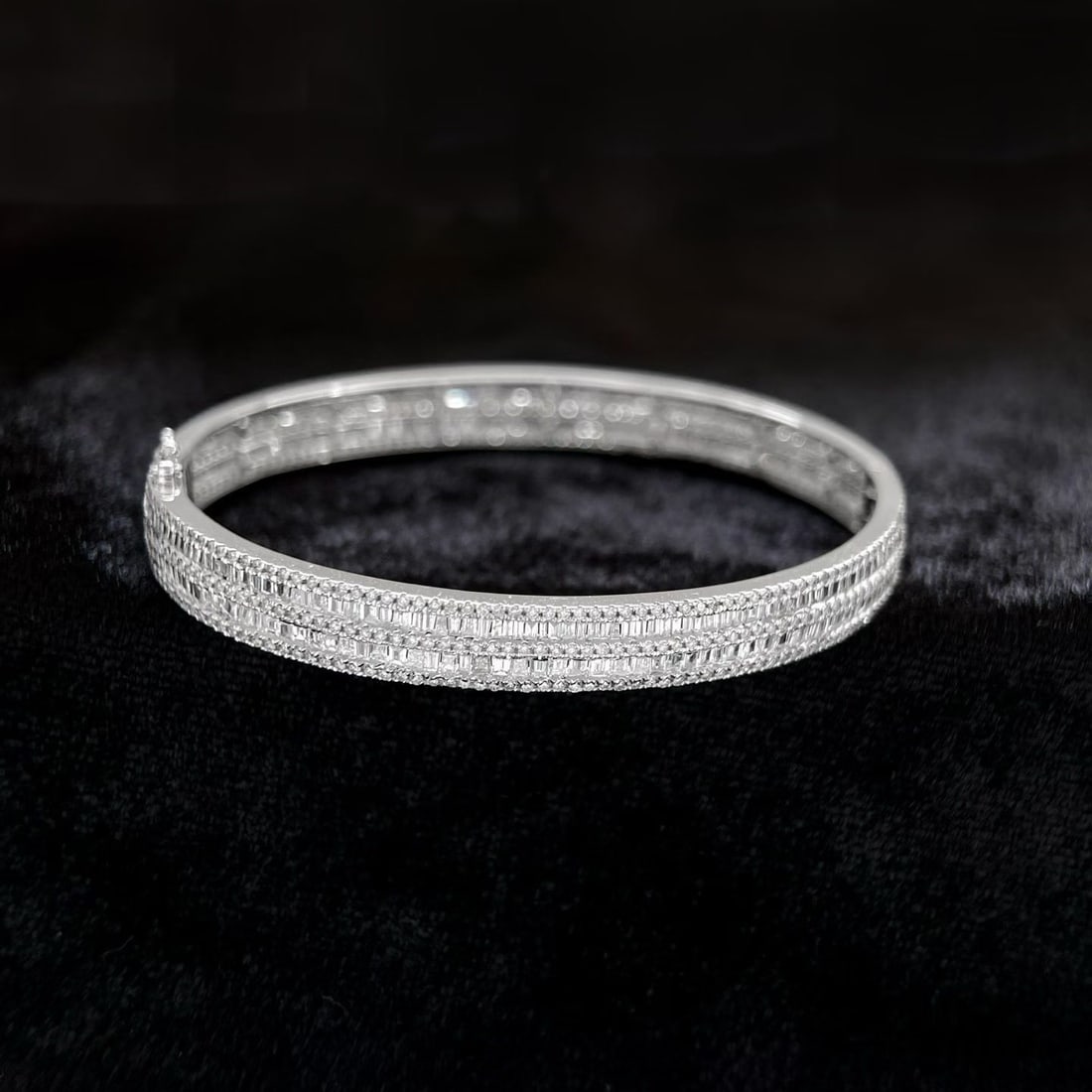 14k Gold 4.5 Ct Natural H Diamond Bangle: Ref:231167188 // gold content:14k gold // main gemstone:diamond // shape:multiple // carat weight:4. 5ct // clarity grade:vs-si // color:h // treatment:natural //