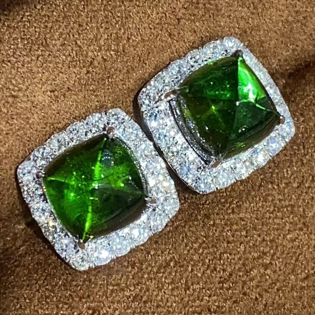 14k Gold 6.55 Ctw Natural Tourmaline & Diamond Earrings: Ref:231167203 // gold content:14k gold // main gemstone:tourmaline // shape:sugar-loaf // carat weight:5. 9ct // color:green // treatment:natural // // adjacent gemstone 2 : diamond // shape:round //