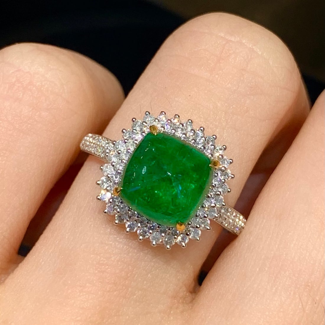 14k Gold 2.4 Ct Vivid Green Natural Emerald & Diamond Ring: Ref:231167222 // gold content:14k gold // ring size:7. 25us // // main gemstone:emerald // shape:sugar-loaf // carat weight:2. 4ct // color:vivid green // treatment:natural // // adjacent gemstone 2