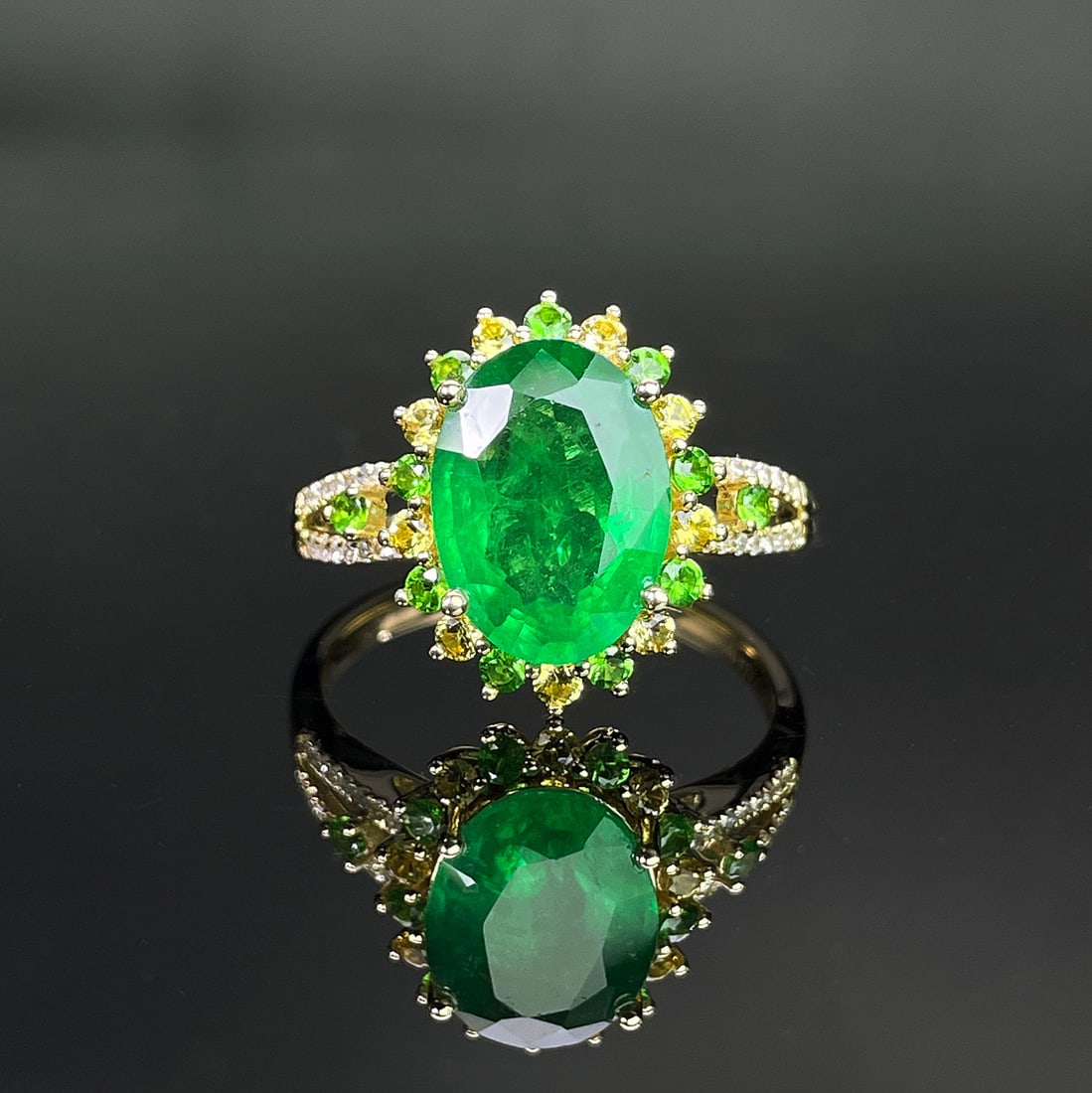 14k Gold 3.1 Ctw Natural Emerald & Diamond Ring: Ref:231168003 // gold content:14k gold // ring size:7. 25us // // main gemstone:emerald // shape:oval // carat weight:3ct // color:green // treatment:natural // // adjacent gemstone 2 : diamond // sha