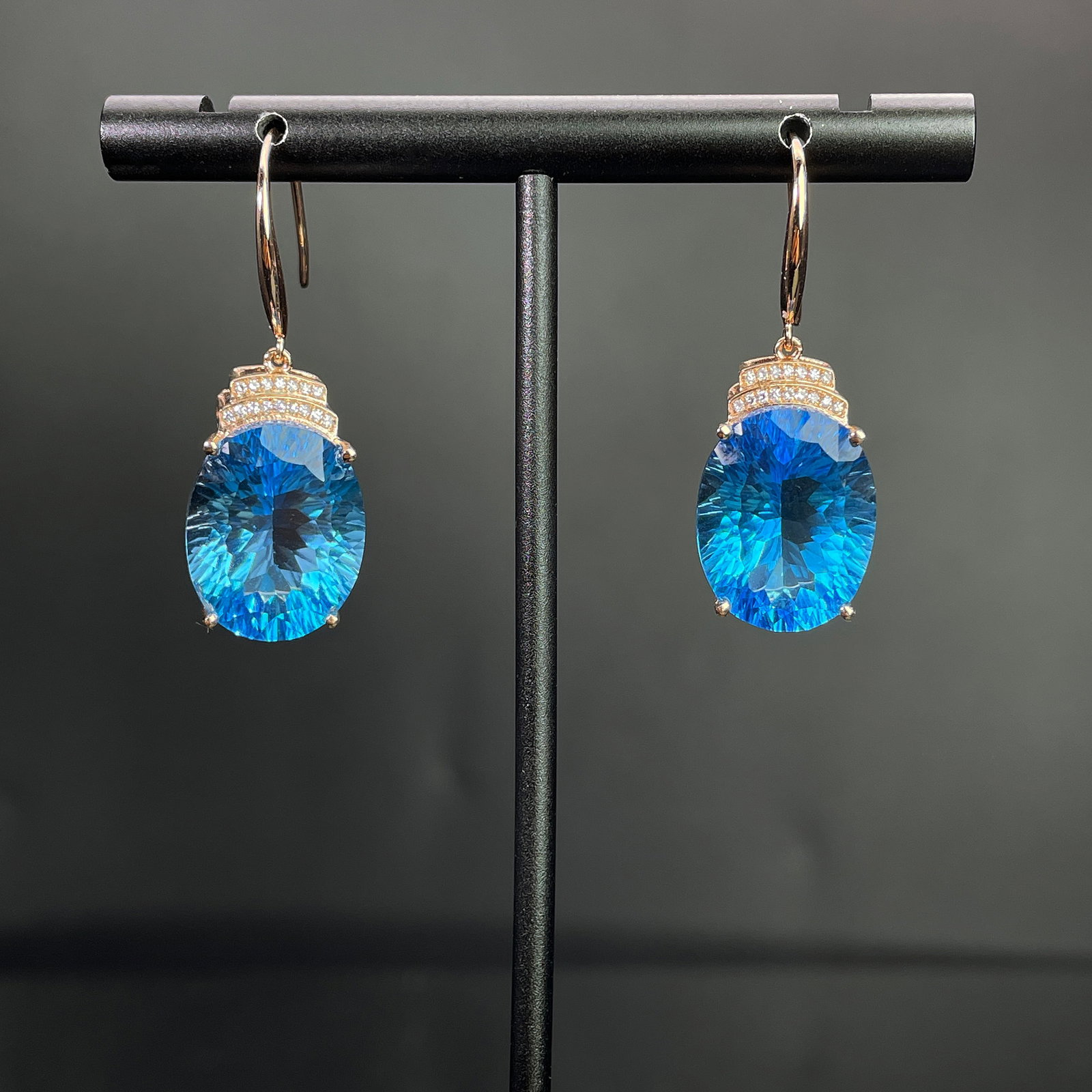 14k Gold 21.87 Ctw Natural Topaz & Diamond Earrings: Ref:231168008 // gold content:14k gold // main gemstone:topaz // shape:oval // carat weight:21. 75ct // color:blue // treatment:natural // // adjacent gemstone 2 : diamond // shape:round // carat