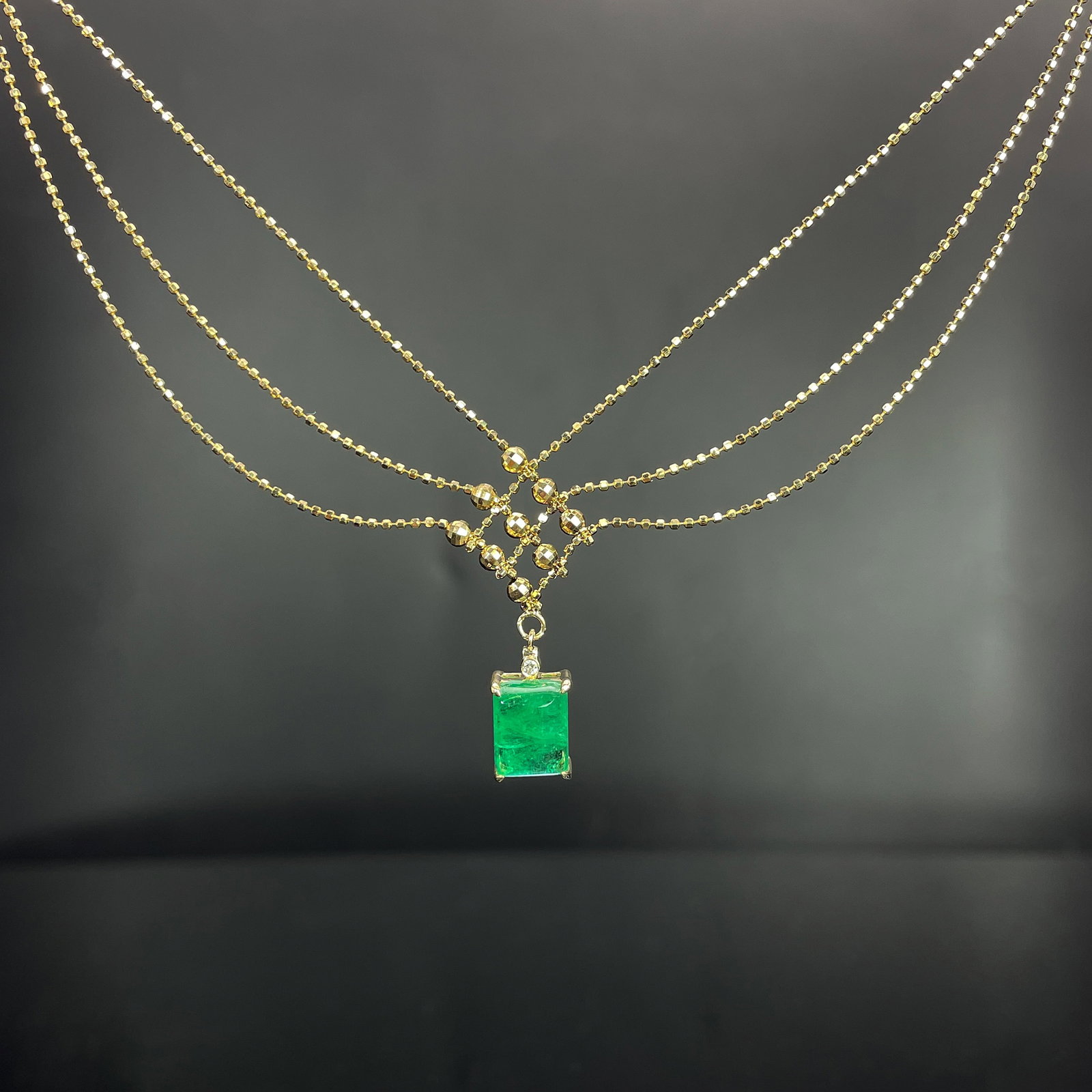 14k Gold 2.05 Ctw Natural Emerald & Diamond Necklace: Ref:231168010 // gold content:14k gold // main gemstone:emerald // shape:rectangle // carat weight:2. 04ct // color:green // treatment:natural // // adjacent gemstone 2 : diamond // shape:round //