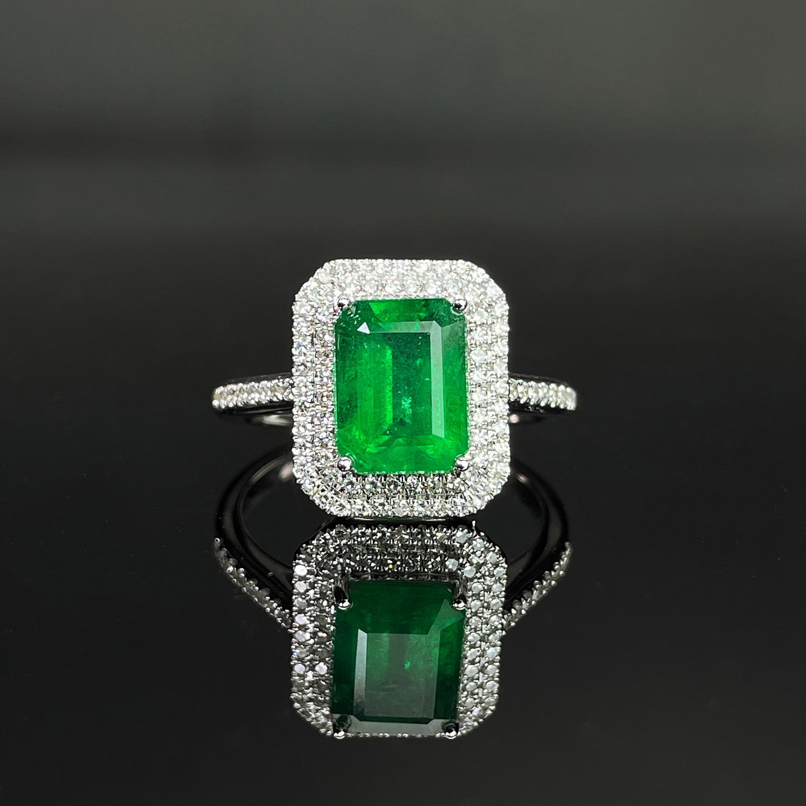 14k Gold 2.62 Ctw Natural Emerald & Diamond Ring: Ref:231168014 // gold content:14k gold // ring size:7. 25us // // main gemstone:emerald // shape:octagonal // carat weight:2. 2ct // color:green // treatment:natural // // adjacent gemstone 2 : diamon
