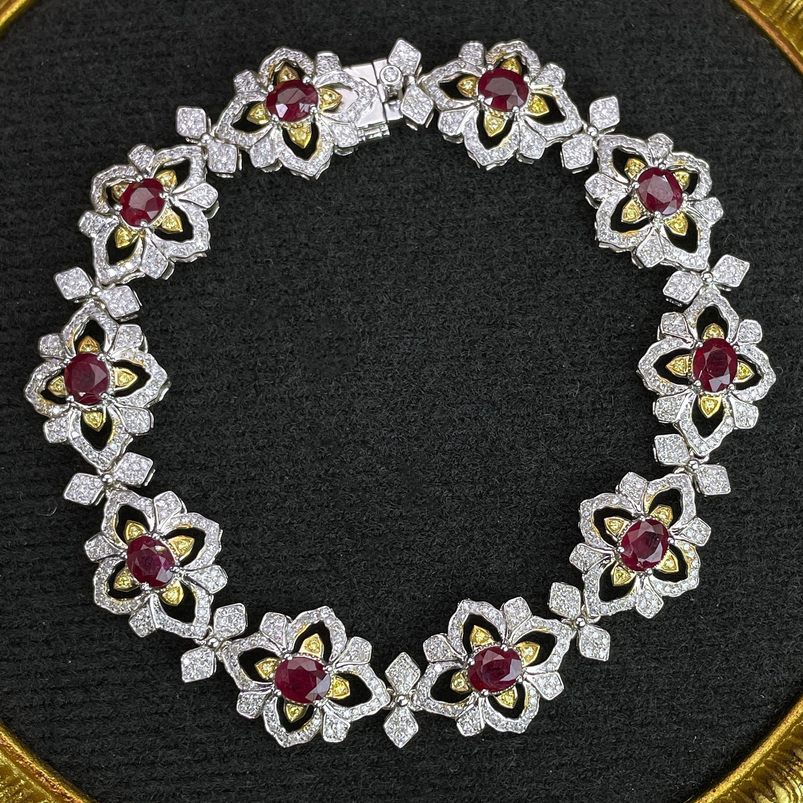 14k Gold 8.84 Ctw Natural Ruby & Diamond Bracelet: Ref:231168023 // gold content:14k gold // main gemstone:ruby // shape:oval // carat weight:7. 1ct // color:red // treatment:natural // // adjacent gemstone 2 : diamond // shape:round // carat