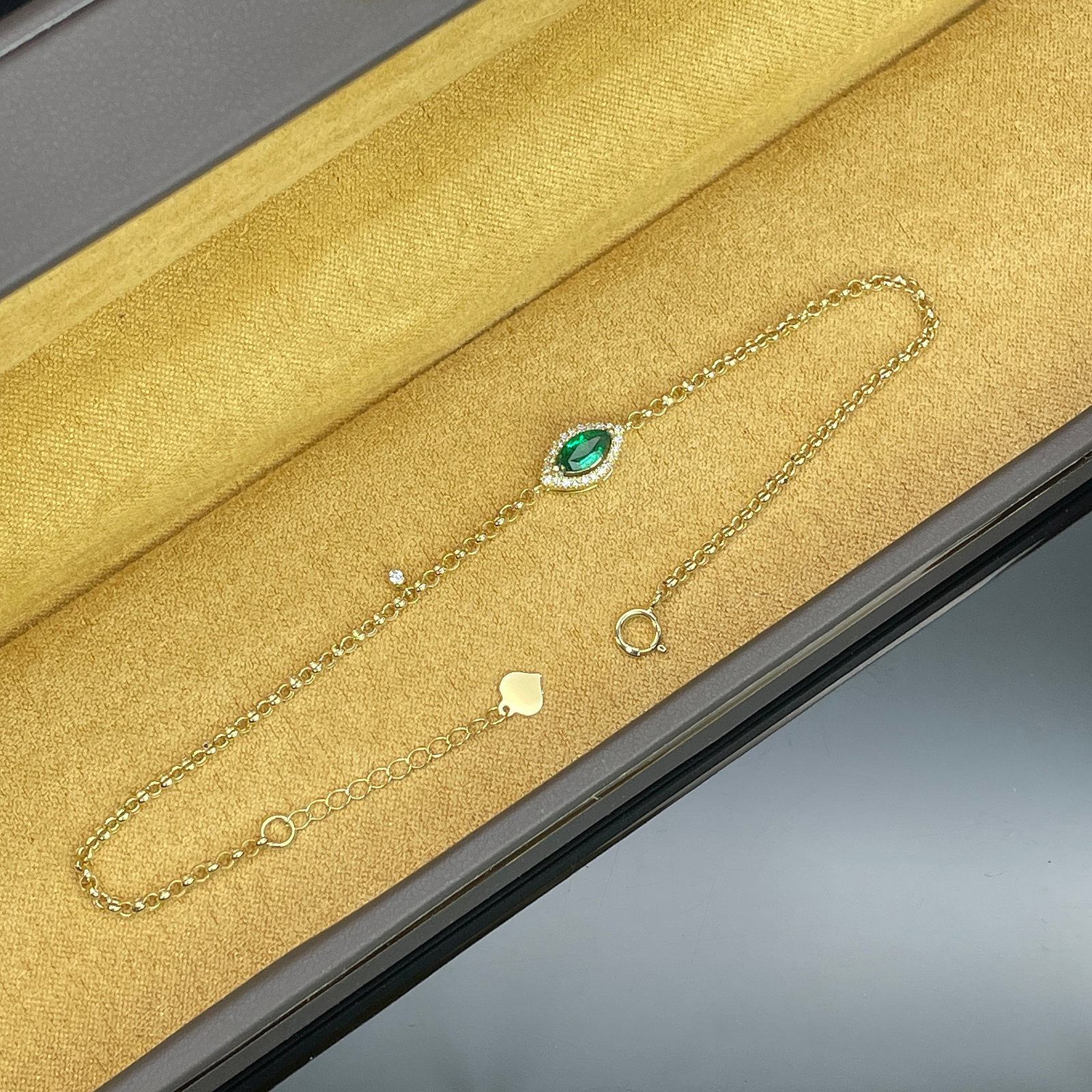 14k Gold 0.38 Ctw Vivid Green Natural Emerald & Diamond Bracelet: Ref:231168050 // gold content:14k gold // main gemstone:emerald // shape:marquise // carat weight:0. 32ct // color:vivid green // treatment:natural // // adjacent gemstone 2 : diamond // shape:round