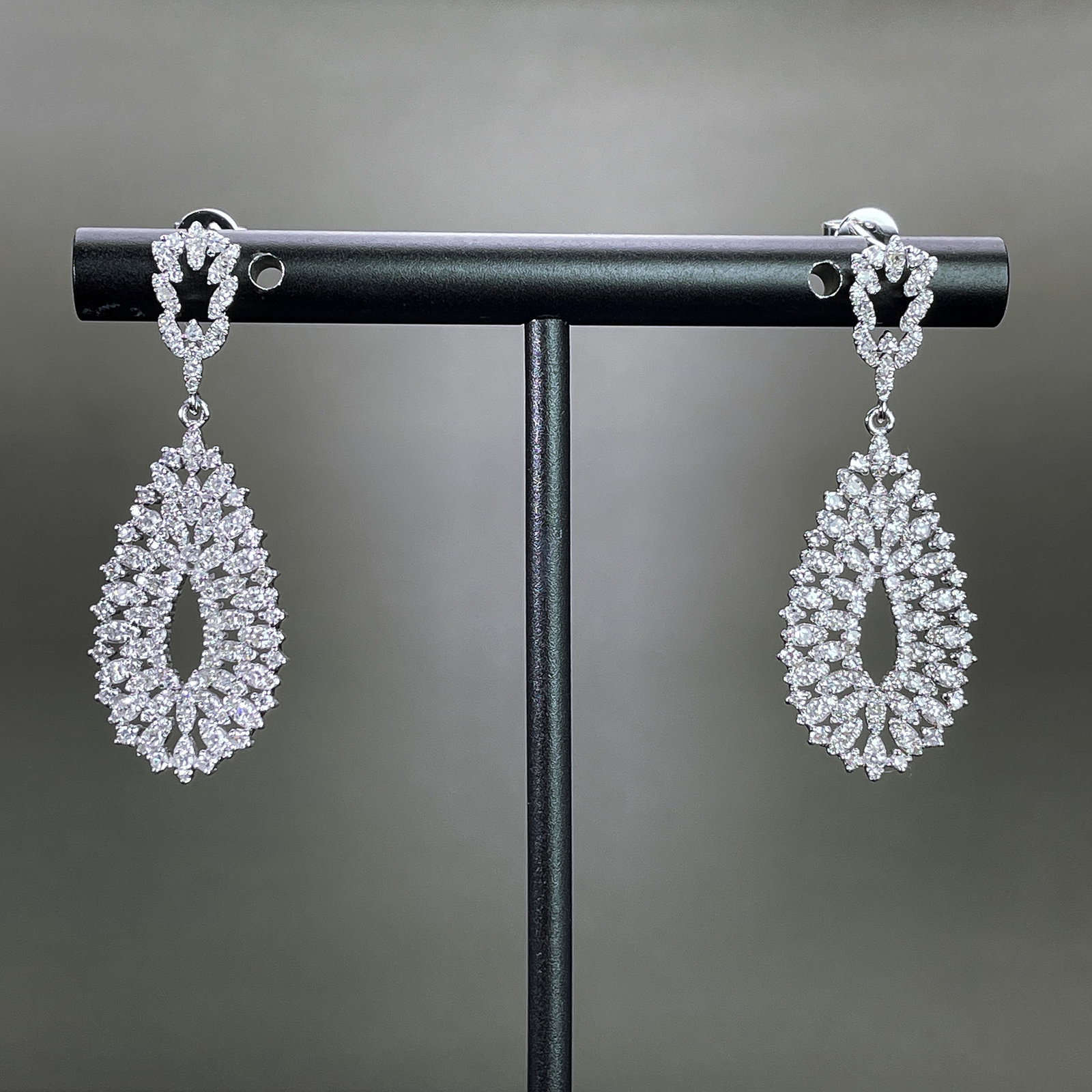 14k Gold 1.22 Ct Natural H Diamond Earrings: Ref:231168055 // gold content:14k gold // main gemstone:diamond // shape:round // carat weight:1. 22ct // clarity grade:vs-si // color:h // treatment:natural // cut grade:g // Condition: New Low Estim