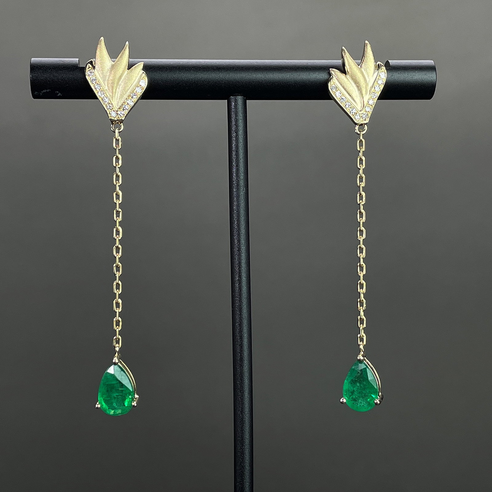 14k Gold 1.48 Ctw Vivid Green Natural Emerald & Diamond Earrings: Ref:231168056 // gold content:14k gold // main gemstone:emerald // shape:pear // carat weight:1. 38ct // color:vivid green // treatment:natural // // adjacent gemstone 2 : diamond // shape:round //