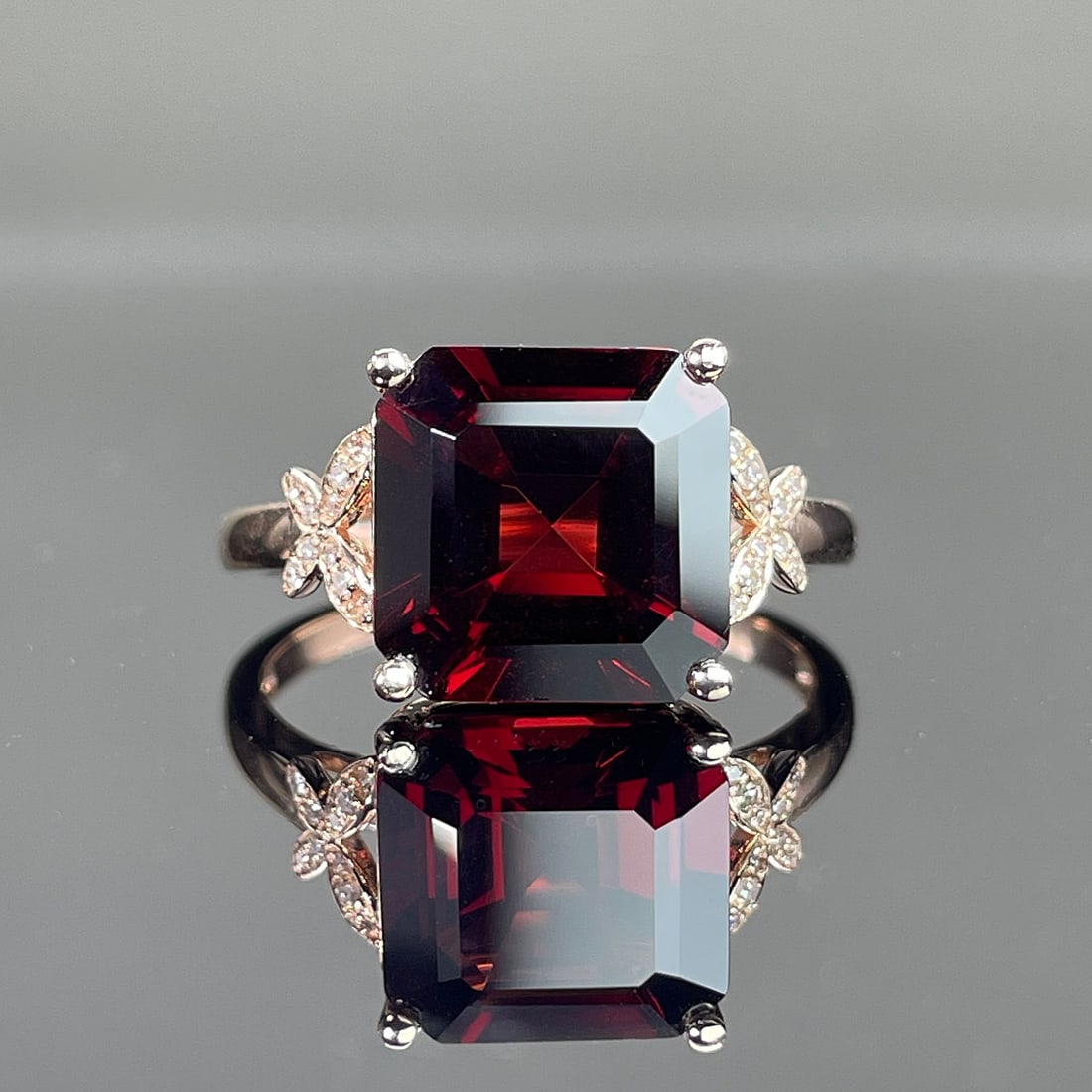 14k Gold 5.09 Ctw Natural Garnet & Diamond Ring: Ref:231168062 // gold content:14k gold // ring size:7. 25us // // main gemstone:garnet // shape:octagonal // carat weight:5. 03ct // color:red // treatment:natural // // adjacent gemstone 2 : diamond