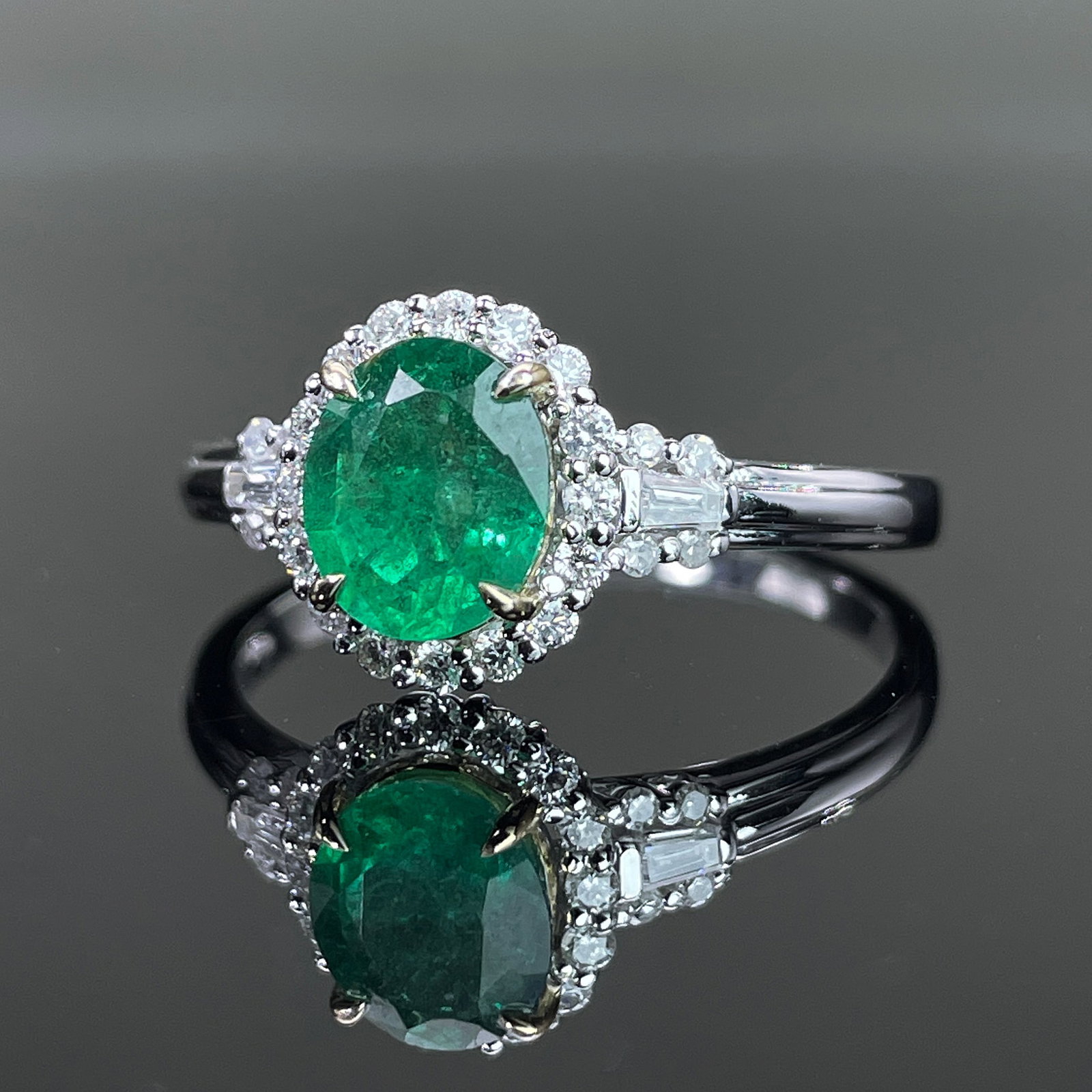 14k Gold 1.50 Ctw Natural Emerald & Diamond Ring - 2