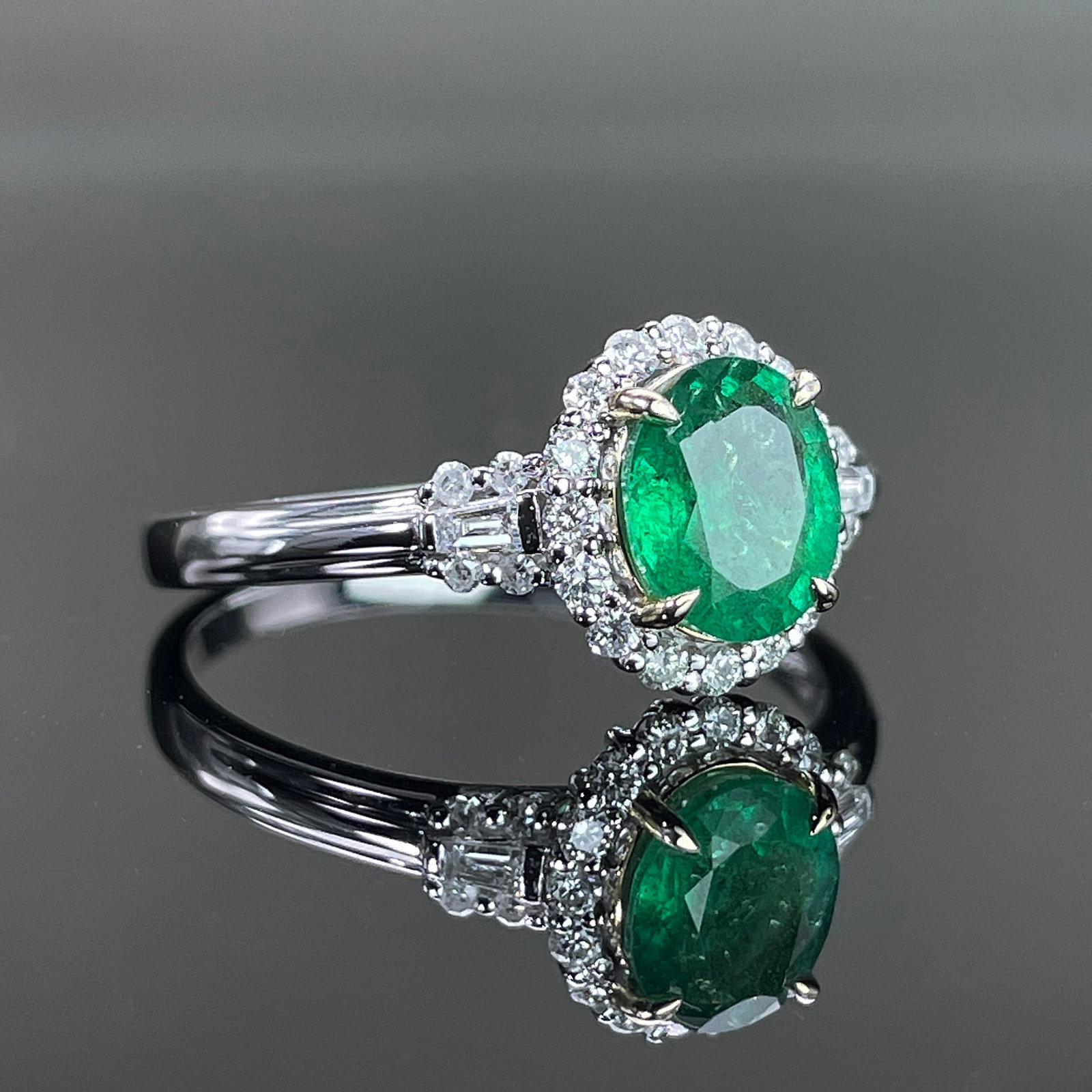 14k Gold 1.50 Ctw Natural Emerald & Diamond Ring - 3