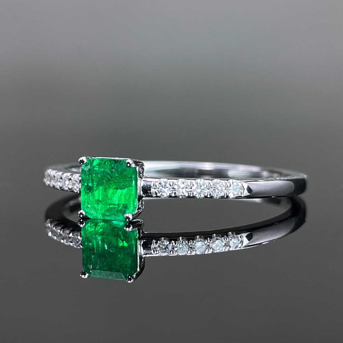 14k Gold 0.53 Ctw Vivid Green Natural Emerald & Diamond Ring - 2