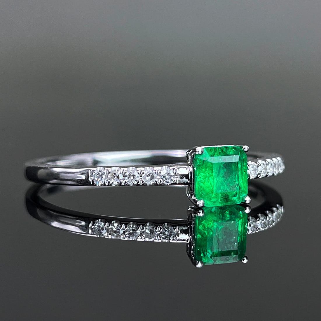 14k Gold 0.53 Ctw Vivid Green Natural Emerald & Diamond Ring - 3