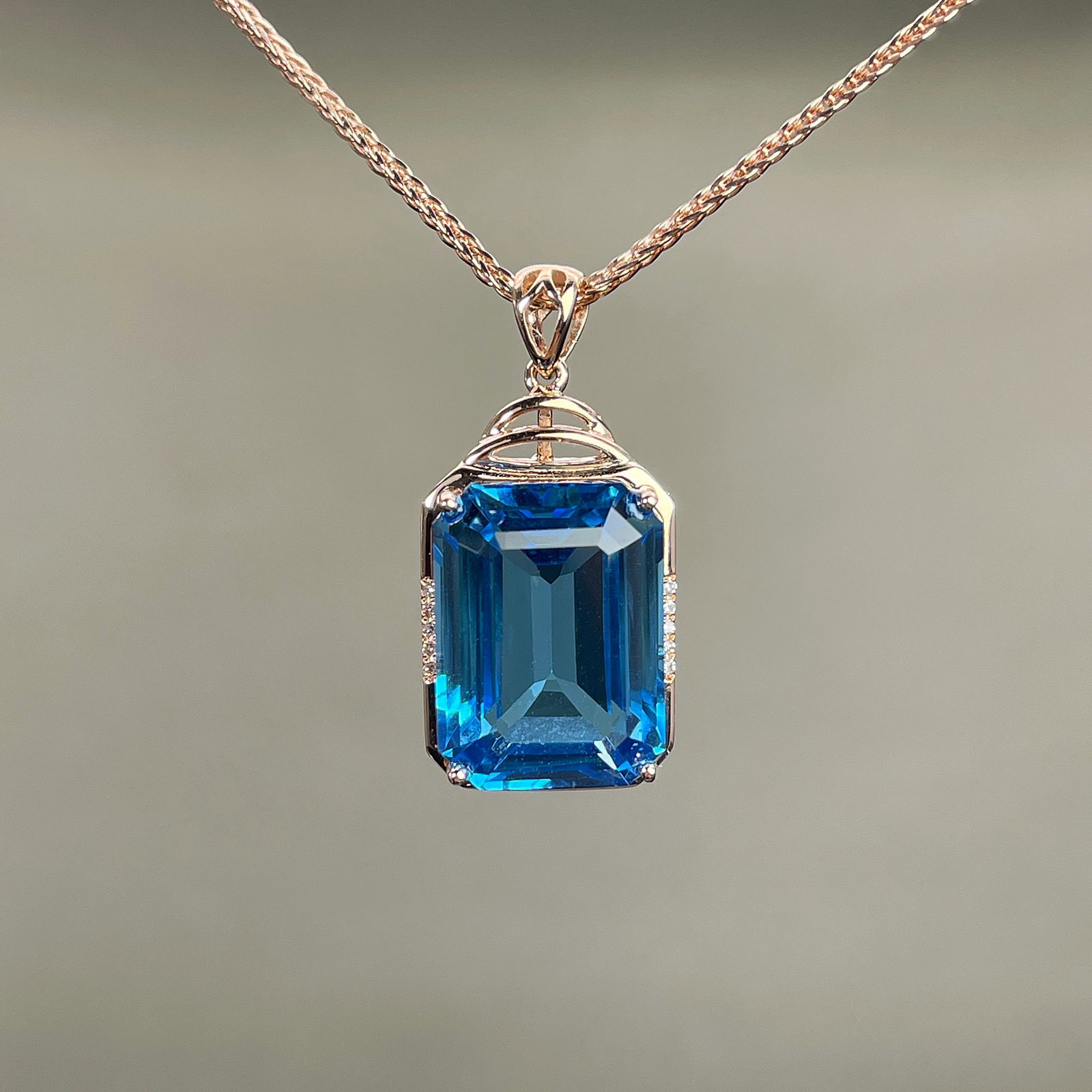 14k Gold 9.53 Ctw Natural Topaz & Diamond Pendant( Without Chain ): Ref:231168087 // gold content:14k gold // main gemstone:topaz // shape:octagonal // carat weight:9. 5ct // color:blue // treatment:natural // // adjacent gemstone 2 : diamond // shape:round // carat