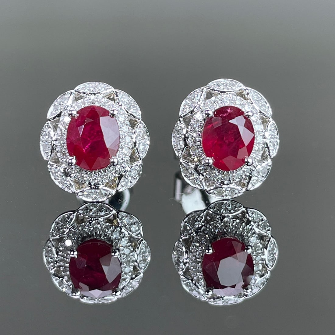 14k Gold 1.14 Ctw Natural Ruby & Diamond Earrings: Ref:231168102 // gold content:14k gold // main gemstone:ruby // shape:oval // carat weight:0. 92ct // color:pigeonblood red // treatment:natural // // adjacent gemstone 2 : diamond // shape:round // c