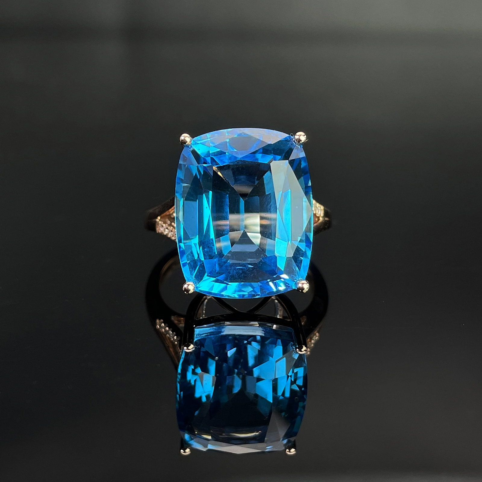 14k Gold 17.93 Ctw Natural Topaz & Diamond Ring: Ref:231168109 // gold content:14k gold // ring size:7. 25us // // main gemstone:topaz // shape:cushion // carat weight:17. 9ct // color:blue // treatment:natural // // adjacent gemstone 2 : diamond