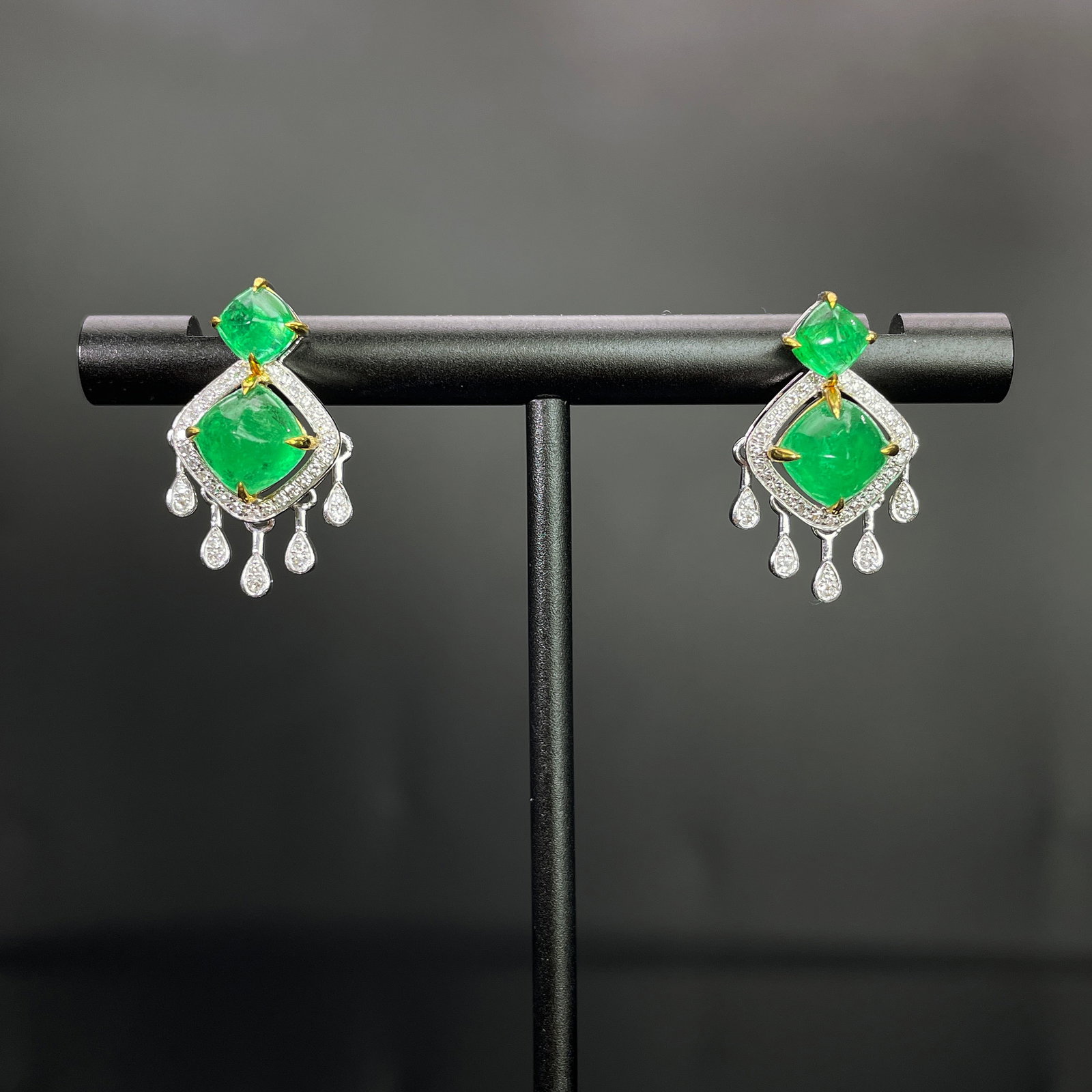 14k Gold 3.03 Ctw Natural Emerald & Diamond Earrings: Ref:231168115 // gold content:14k gold // main gemstone:emerald // shape:sugar-loaf // carat weight:2. 8ct // color:green // treatment:natural // // adjacent gemstone 2 : diamond // shape:round //