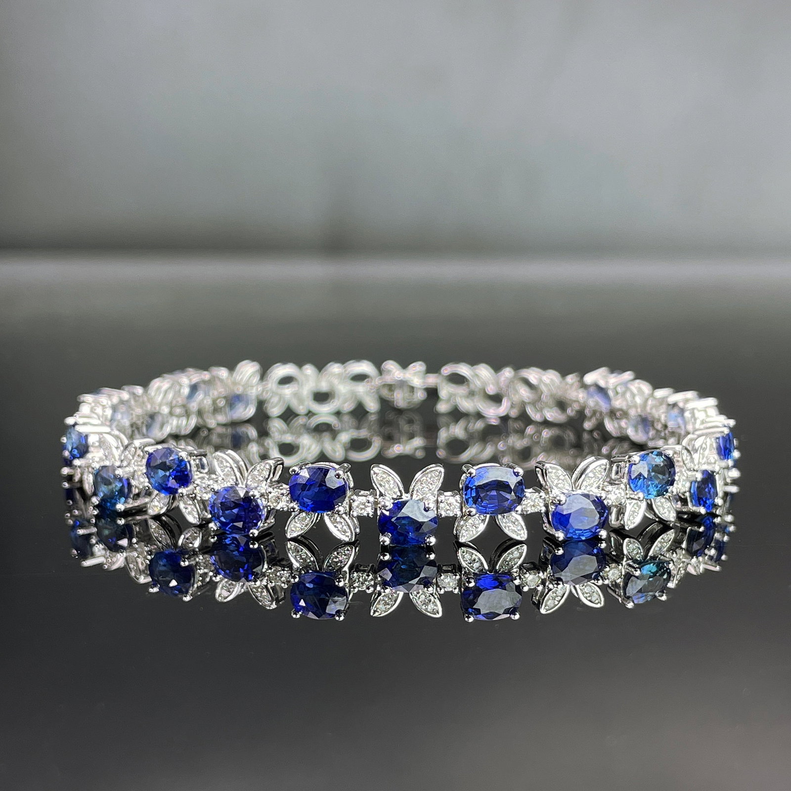 14k Gold 8.65 Ctw Natural Sapphire & Diamond Bracelet: Ref:231168120 // gold content:14k gold // main gemstone:sapphire // shape:oval // carat weight:8. 1ct // color:royal blue // treatment:natural // // adjacent gemstone 2 : diamond // shape:round //