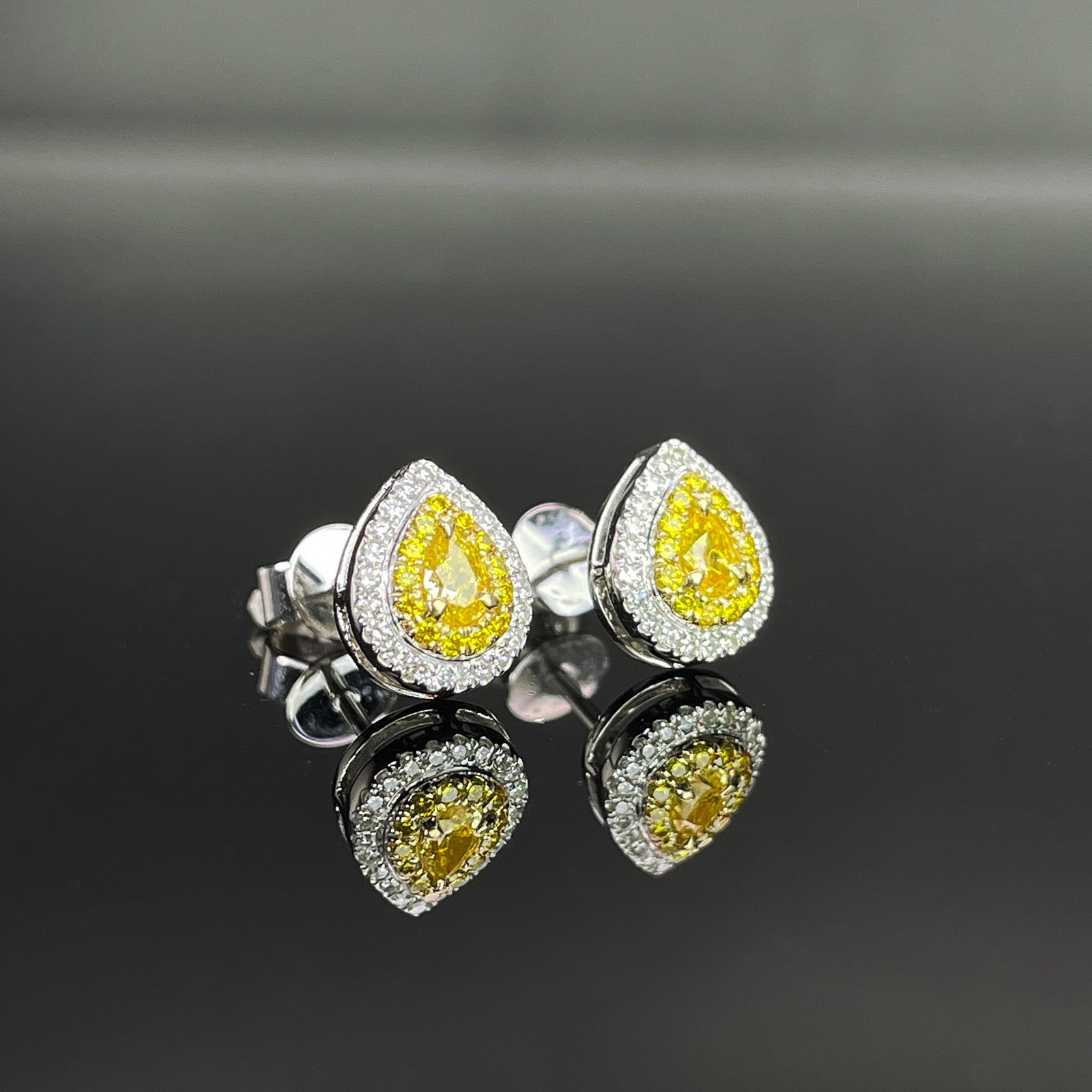 14k Gold 0.52 Ct Natural Color Diamond Earrings - 3