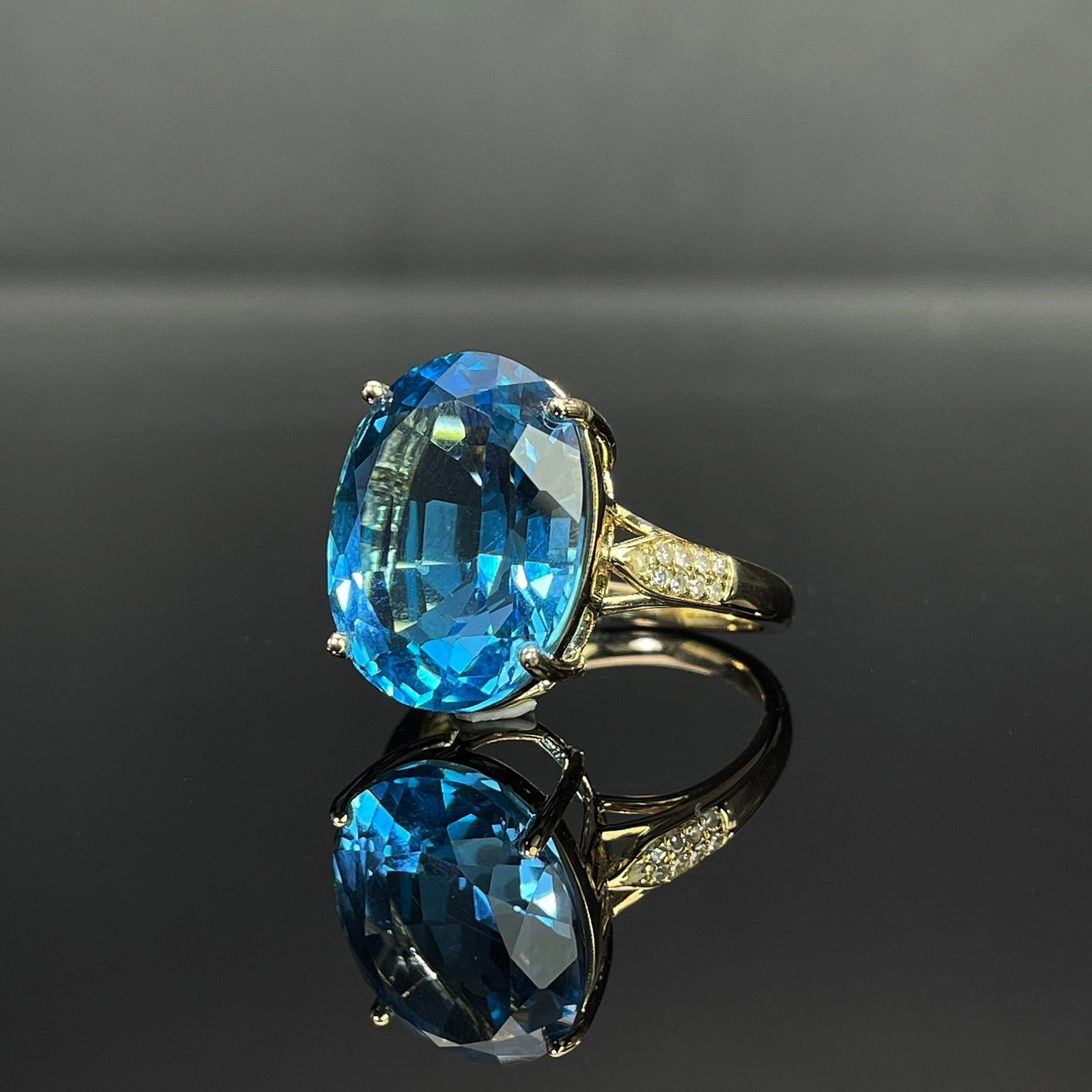 14k Gold 13.45 Ctw Natural Topaz & Diamond Ring - 2