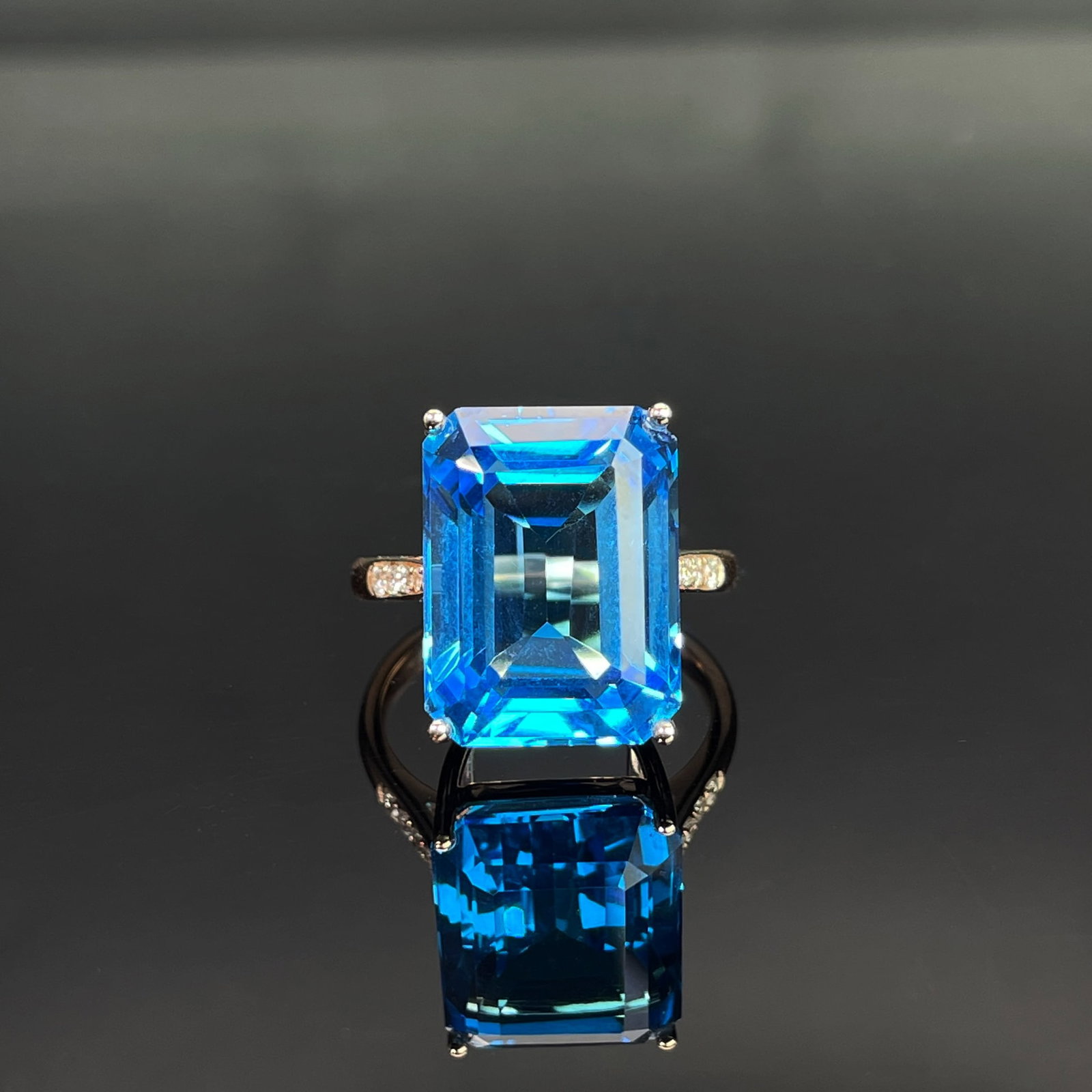 14k Gold 15.73 Ctw Natural Topaz & Diamond Ring: Ref:231168144 // gold content:14k gold // ring size:7. 25us // // main gemstone:topaz // shape:octagonal // carat weight:15. 6ct // color:blue // treatment:natural // // adjacent gemstone 2 : diamond