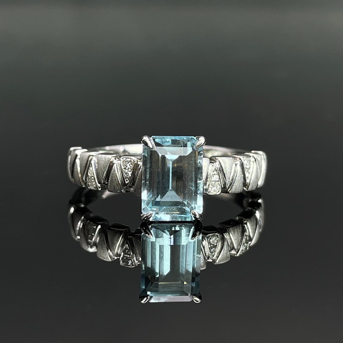 14k Gold 1.23 Ctw Natural Aquamarine & Diamond Ring: Ref:231168158 // gold content:14k gold // ring size:7. 25us // // main gemstone:aquamarine // shape:octagonal // carat weight:1. 2ct // color:blue // treatment:natural // // adjacent gemstone 2 :