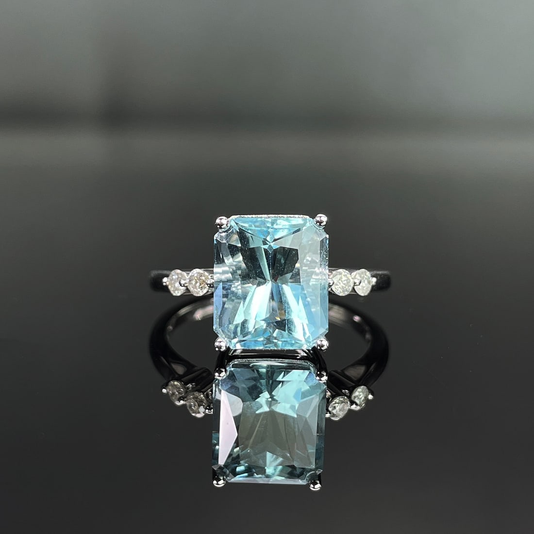 14k Gold 3.80 Ctw Natural Aquamarine & Diamond Ring: Ref:231168164 // gold content:14k gold // ring size:7. 25us // // main gemstone:aquamarine // shape:octagonal // carat weight:3. 62ct // color:blue // treatment:natural // // adjacent gemstone 2 :