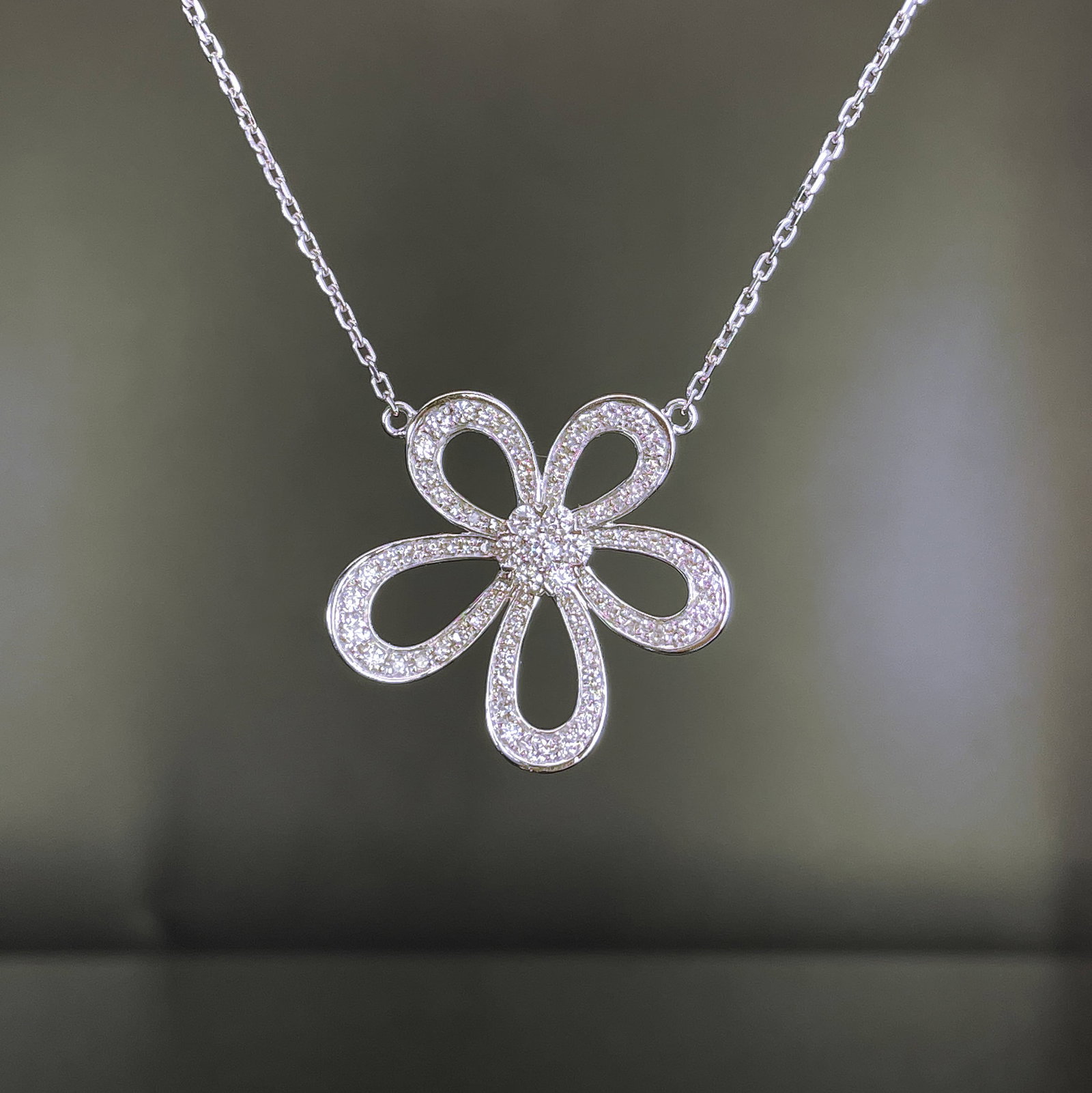 14k Gold 0.76 Ct Natural H Diamond & Flowers Necklace: Ref:231168177 // gold content:14k gold // main gemstone:diamond // shape:round // carat weight:0. 76ct // clarity grade:vs-si // color:h // treatment:natural // cut grade:g // Condition: New Low