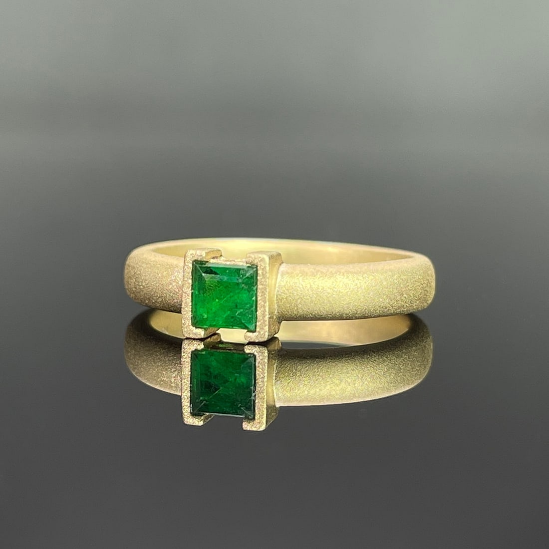 14k Gold 0.24 Ct Vivid Green Natural Emerald Ring - 2