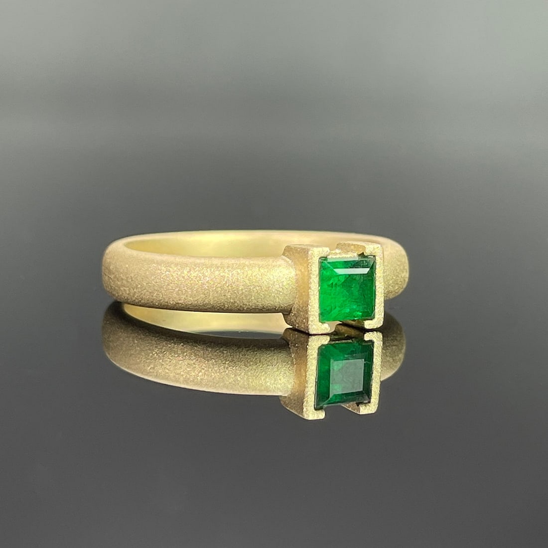14k Gold 0.24 Ct Vivid Green Natural Emerald Ring - 3