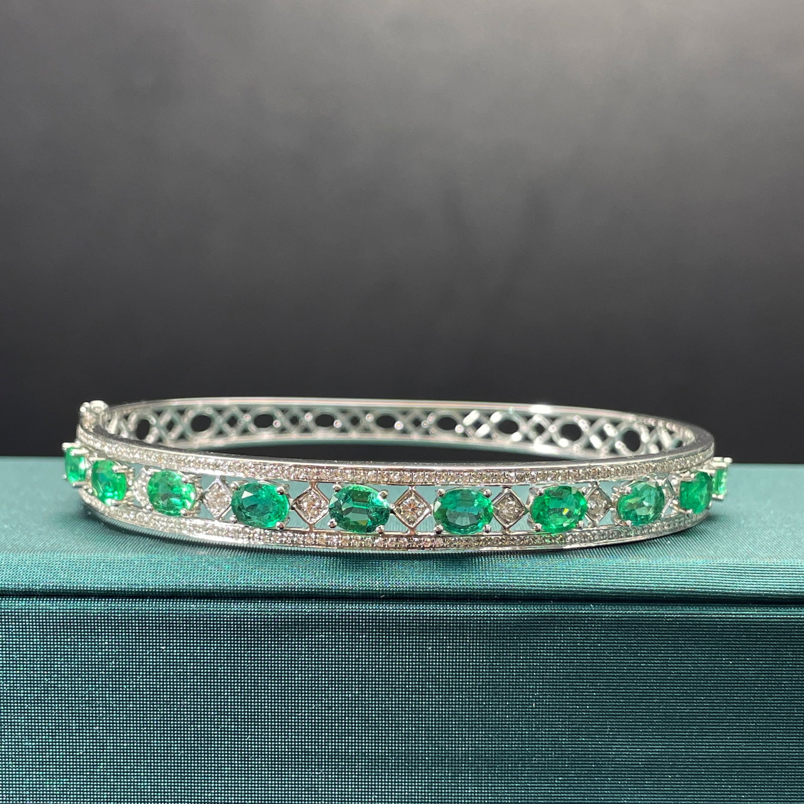 14k Gold 4.03 Ctw Natural Emerald & Diamond Bangle: Ref:231168199 // gold content:14k gold // main gemstone:emerald // shape:oval // carat weight:3. 2ct // color:green // treatment:natural // // adjacent gemstone 2 : diamond // shape:round // carat