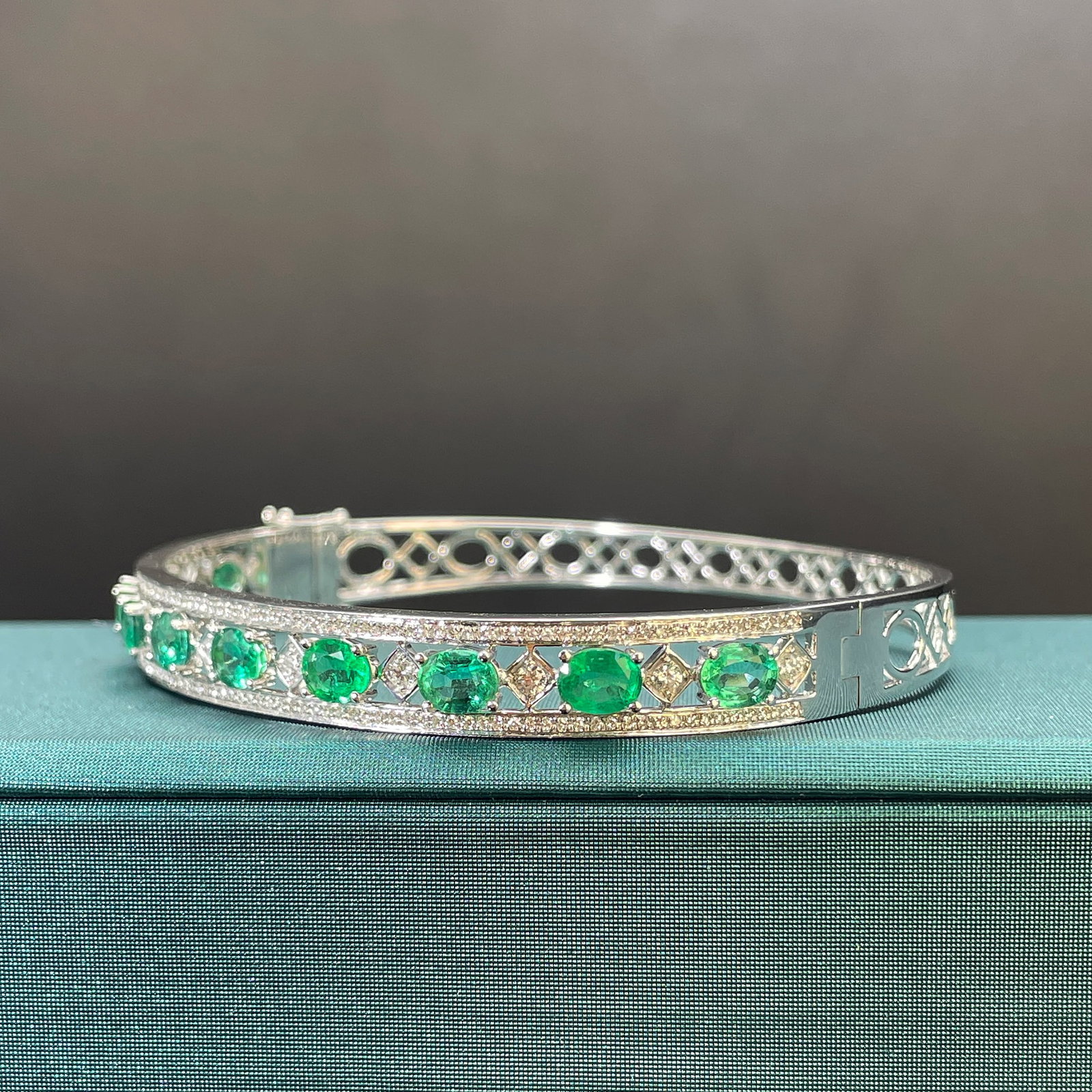14k Gold 4.03 Ctw Natural Emerald & Diamond Bangle - 2