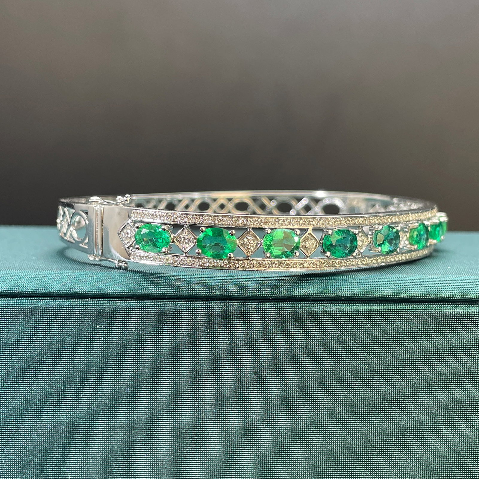 14k Gold 4.03 Ctw Natural Emerald & Diamond Bangle - 3